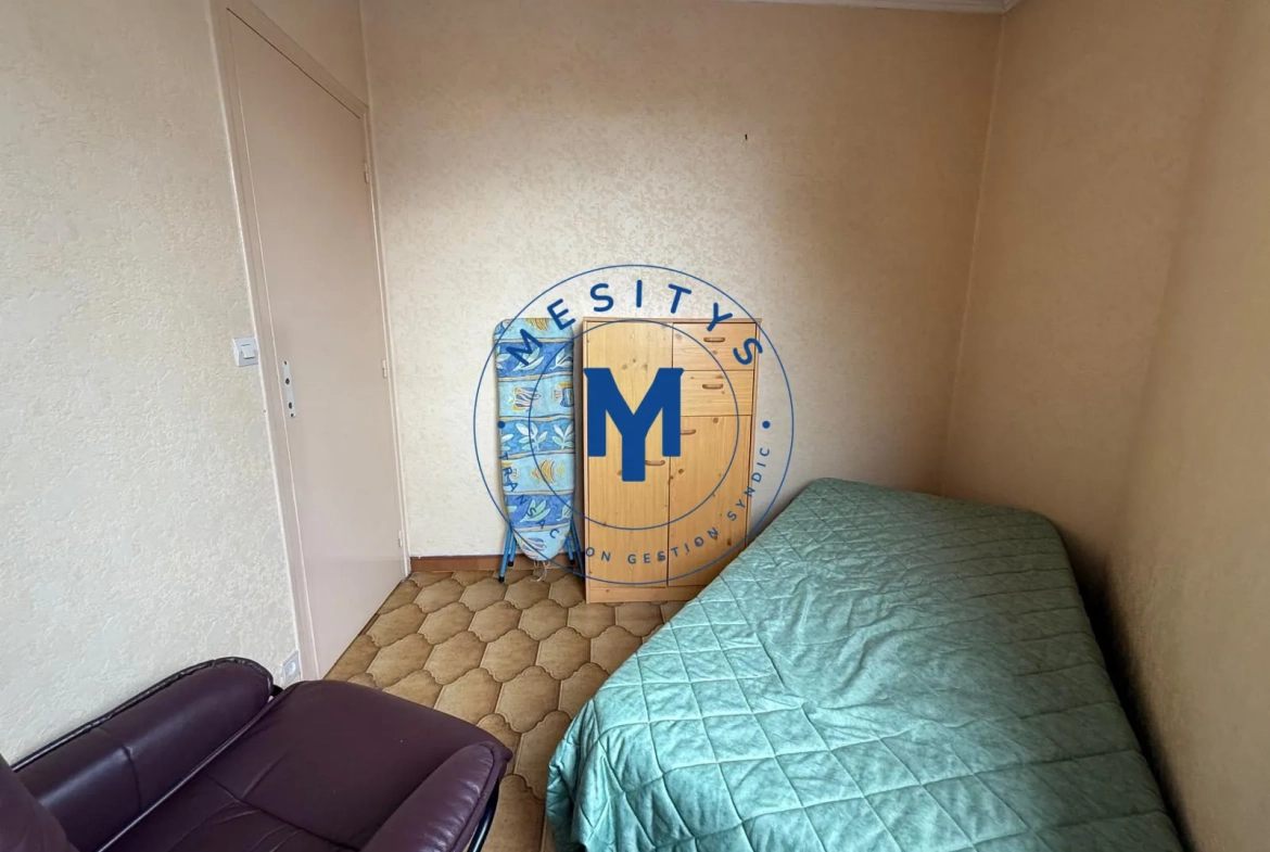Maison à vendre à Saint-Étienne avec deux logements et terrasse 