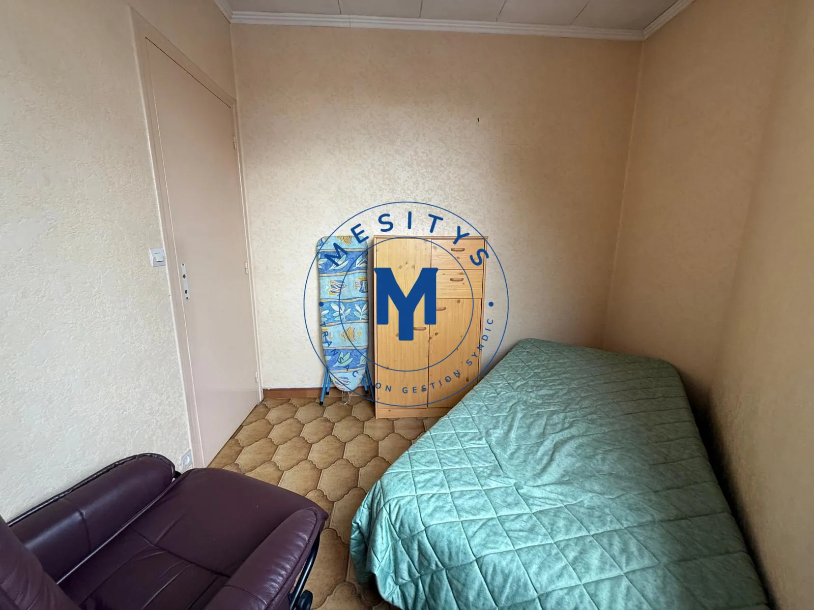 Maison à vendre à Saint-Étienne avec deux logements et terrasse 
