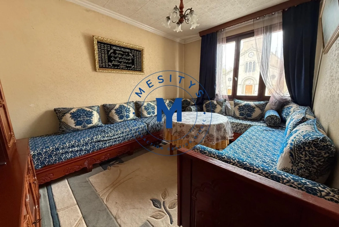 Maison à vendre à Saint-Étienne avec deux logements et terrasse 