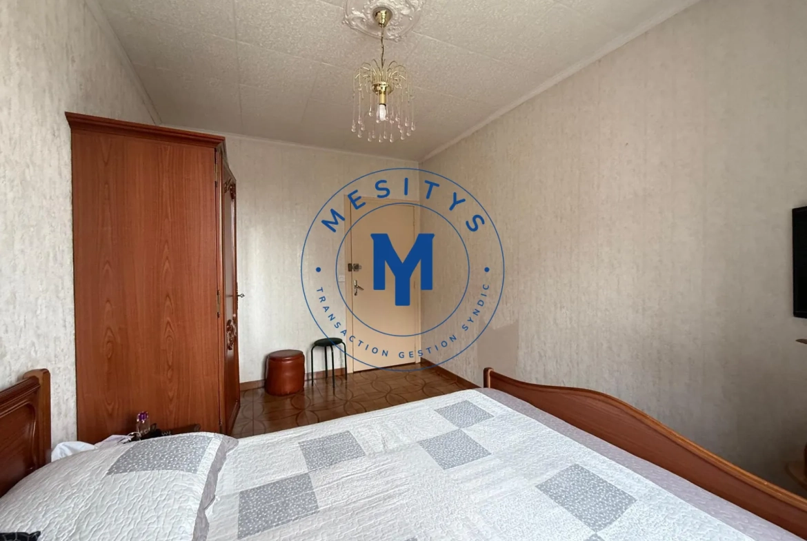 Maison à vendre à Saint-Étienne avec deux logements et terrasse 