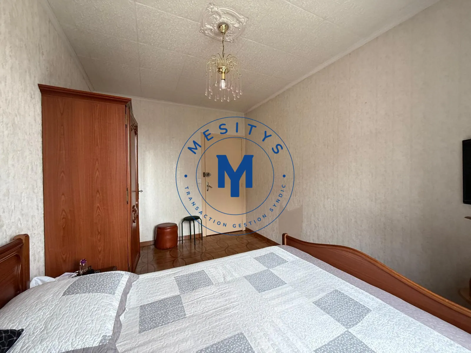 Maison à vendre à Saint-Étienne avec deux logements et terrasse 