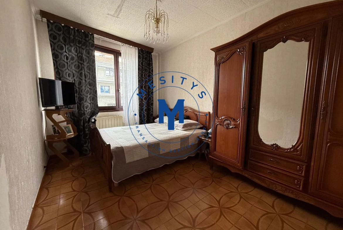 Maison à vendre à Saint-Étienne avec deux logements et terrasse 