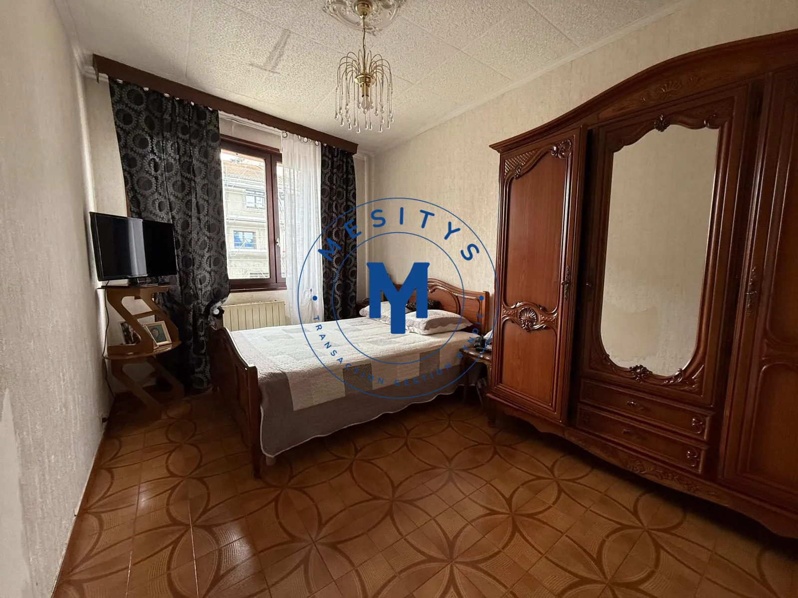 Maison à vendre à Saint-Étienne avec deux logements et terrasse 
