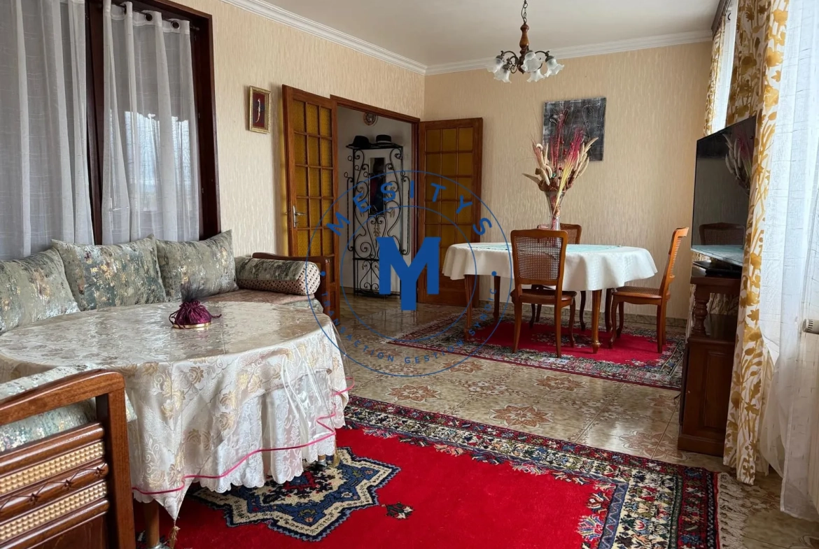 Maison à vendre à Saint-Étienne avec deux logements et terrasse 