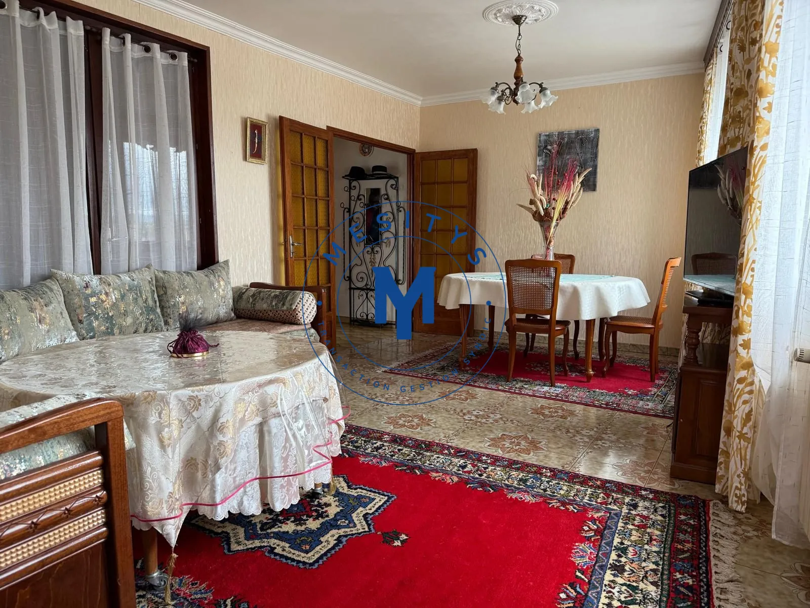 Maison à vendre à Saint-Étienne avec deux logements et terrasse 