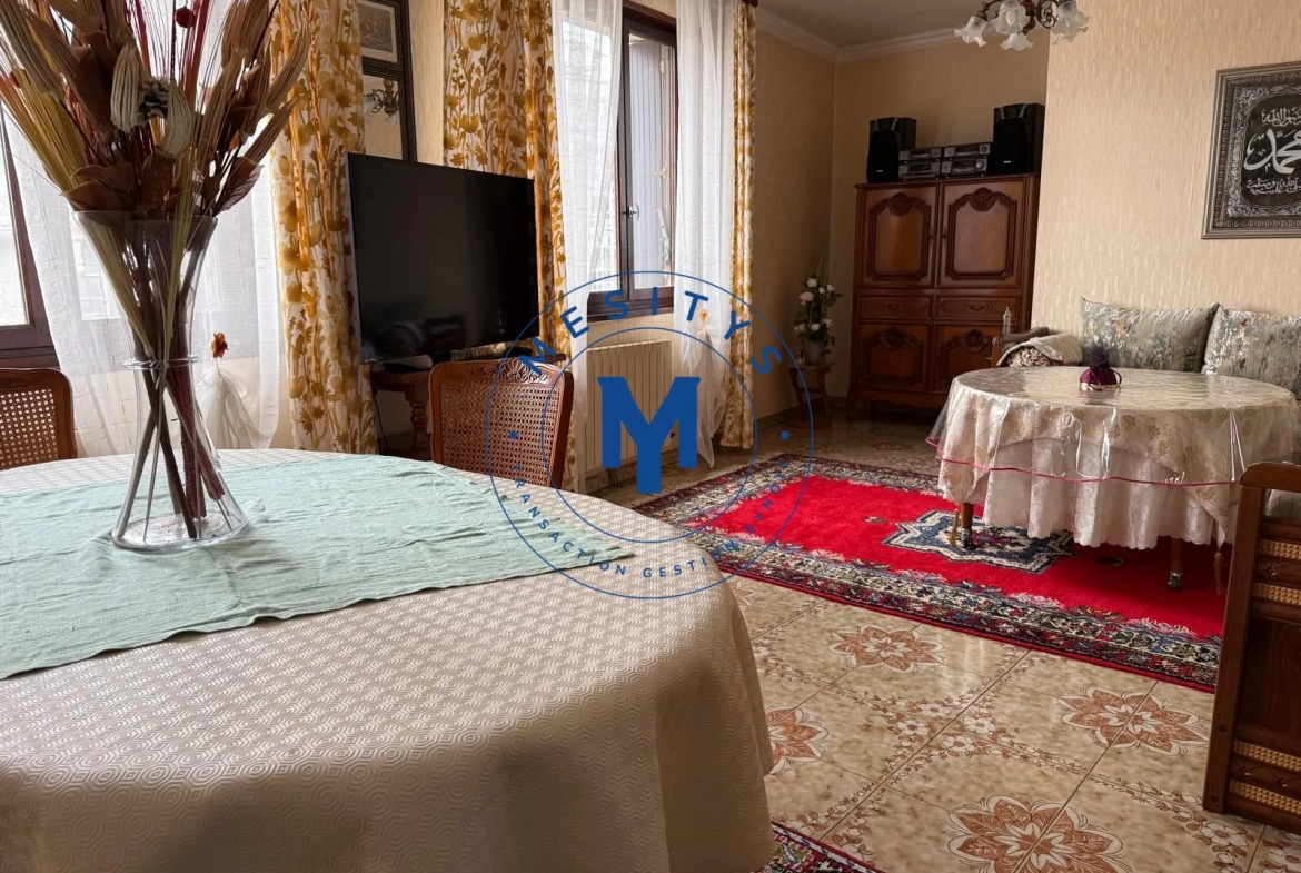 Maison à vendre à Saint-Étienne avec deux logements et terrasse 