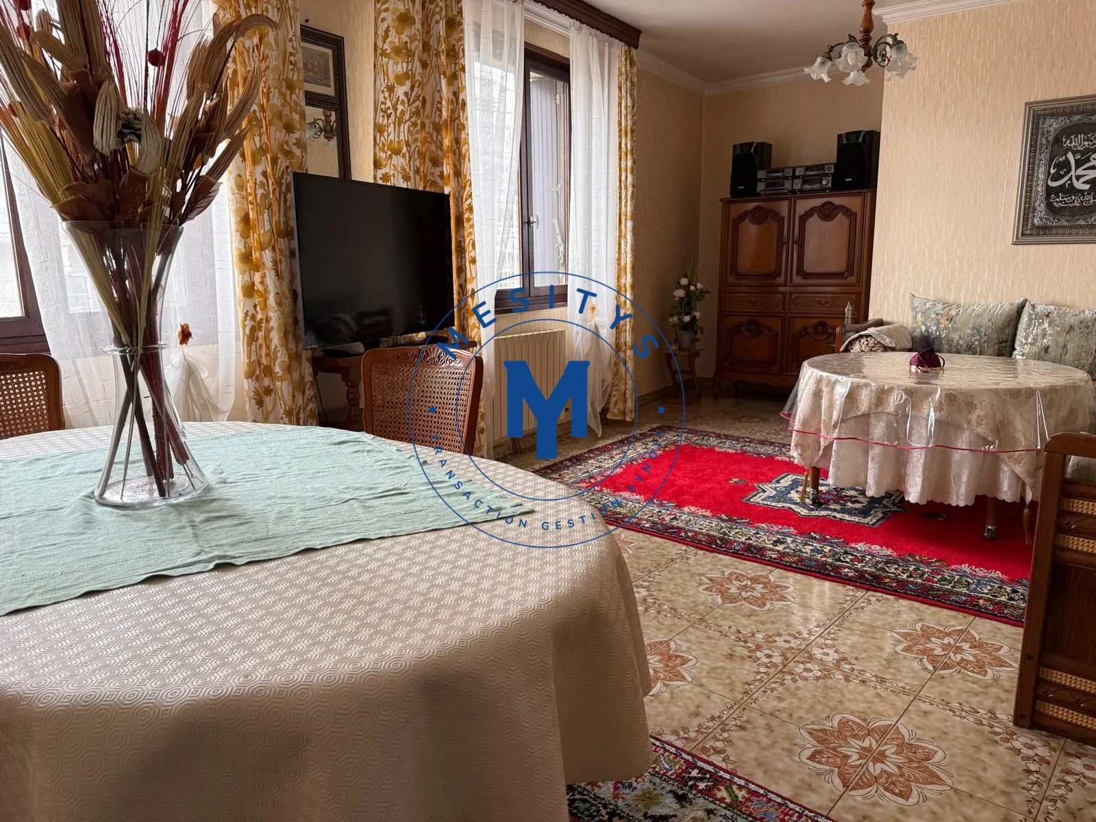 Maison à vendre à Saint-Étienne avec deux logements et terrasse 