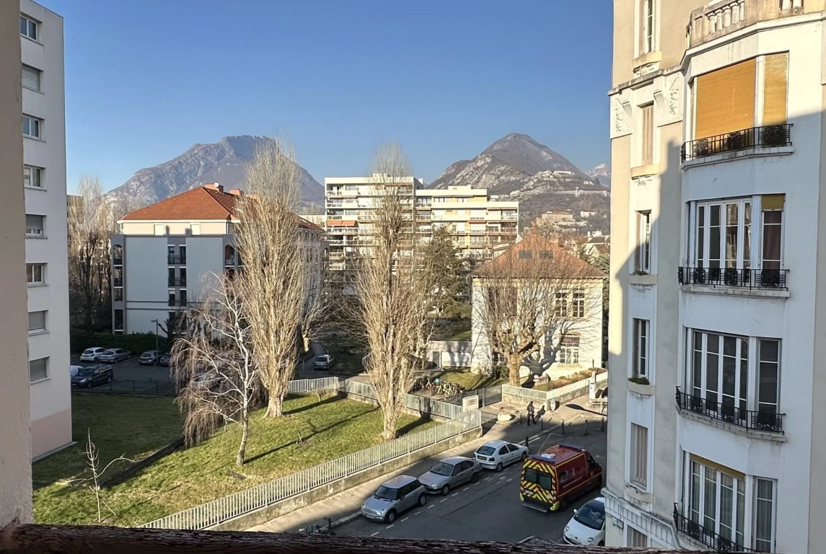 Appartement T2 traversant de 35,3 m² à Grenoble avec cave et galetas 