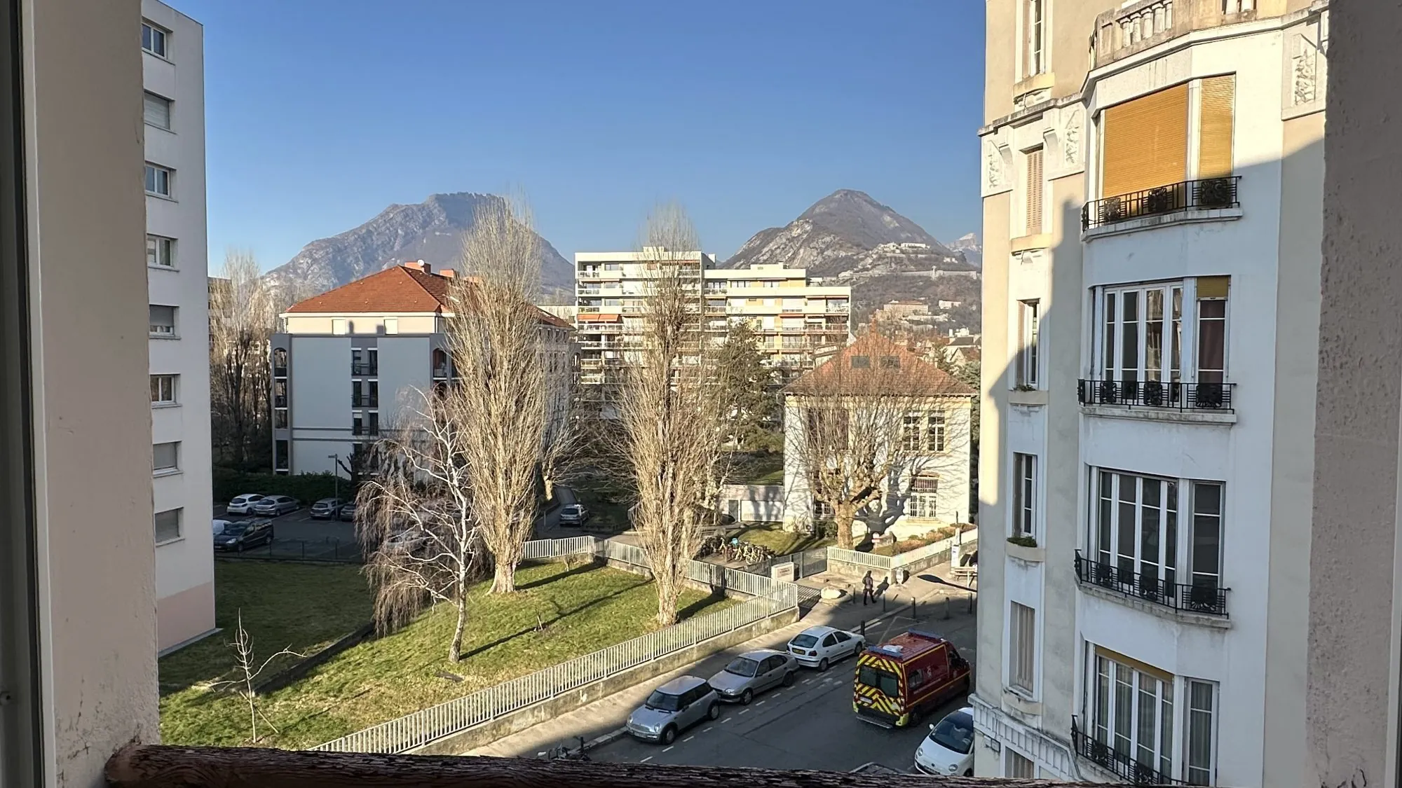 Appartement T2 traversant de 35,3 m² à Grenoble avec cave et galetas 