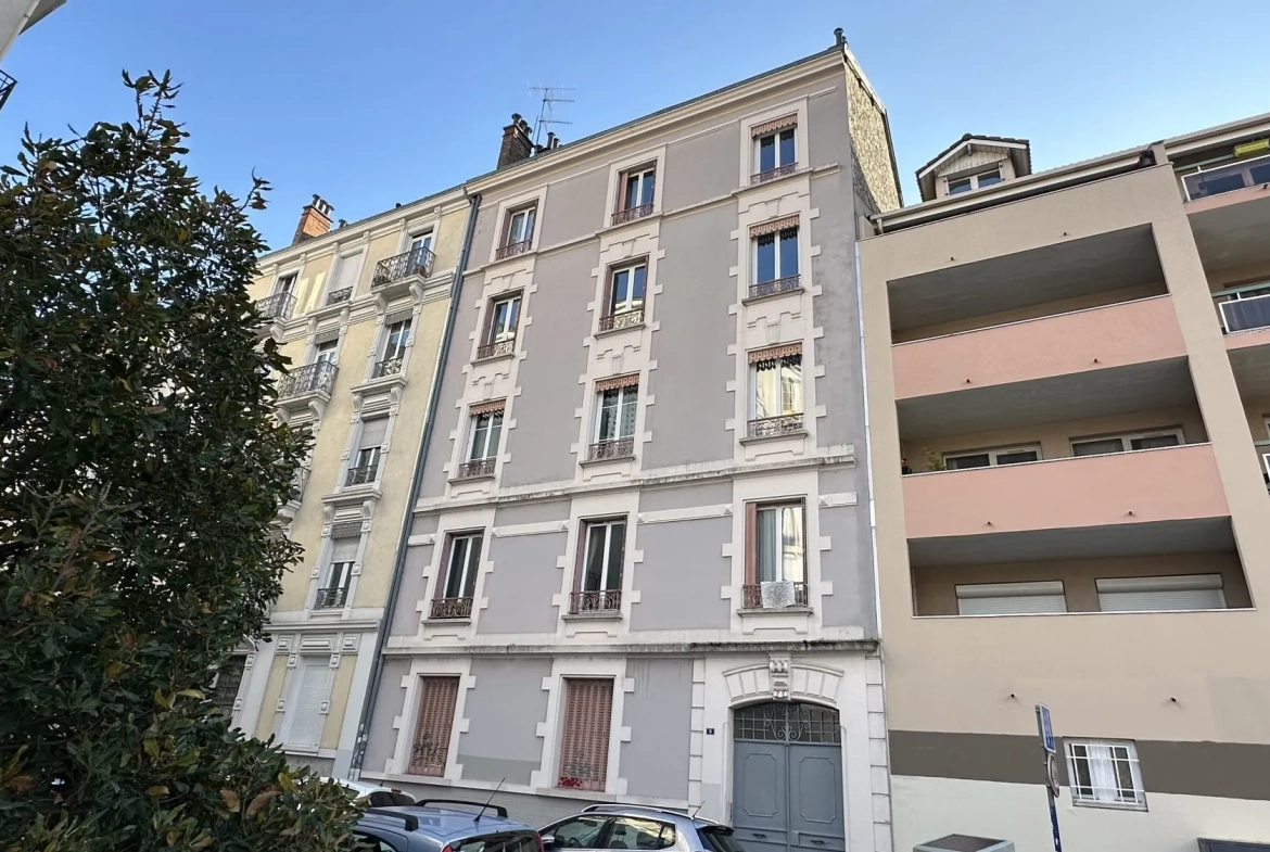 Appartement T2 traversant de 35,3 m² à Grenoble avec cave et galetas 