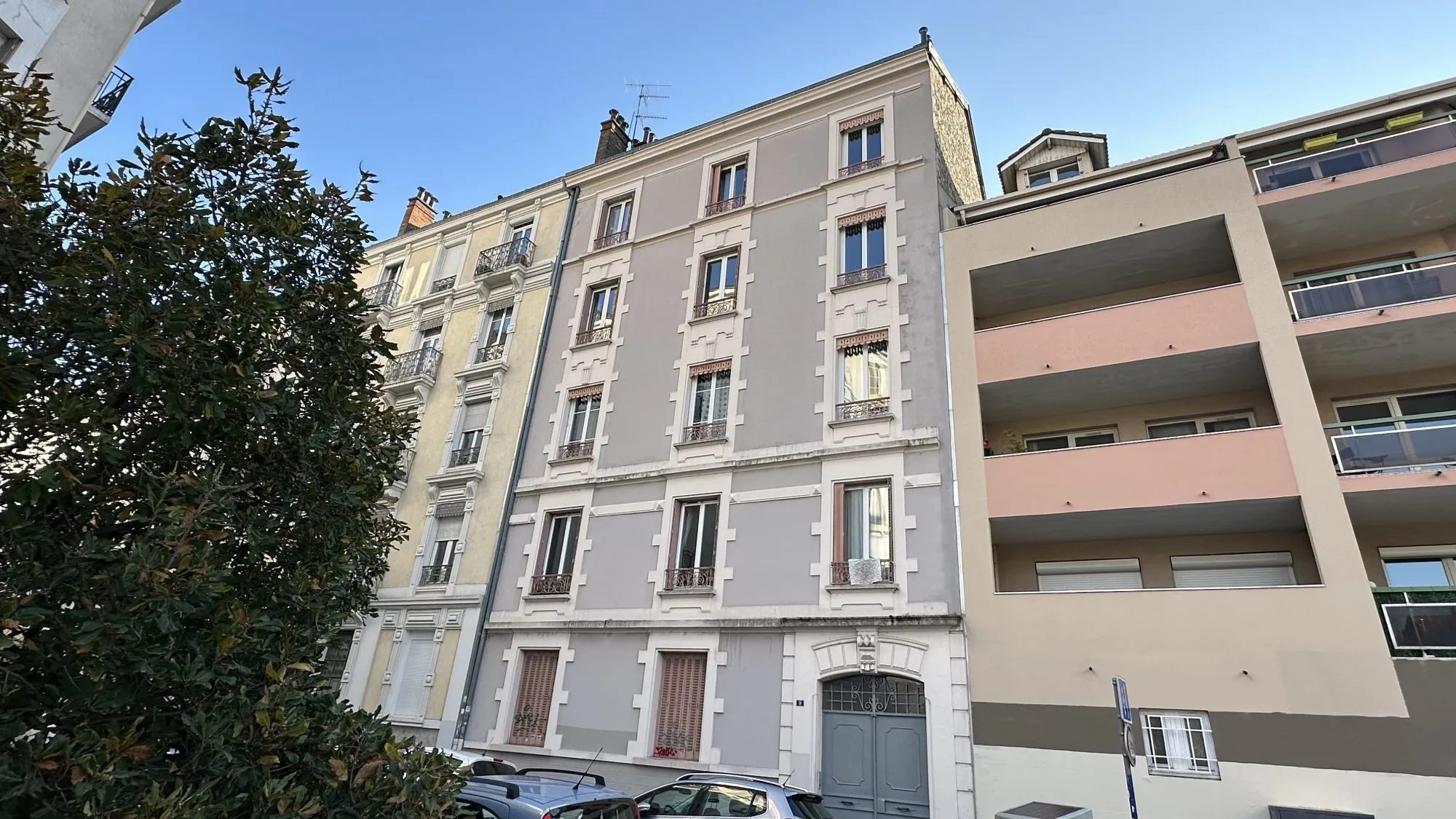 Appartement T2 traversant de 35,3 m² à Grenoble avec cave et galetas 