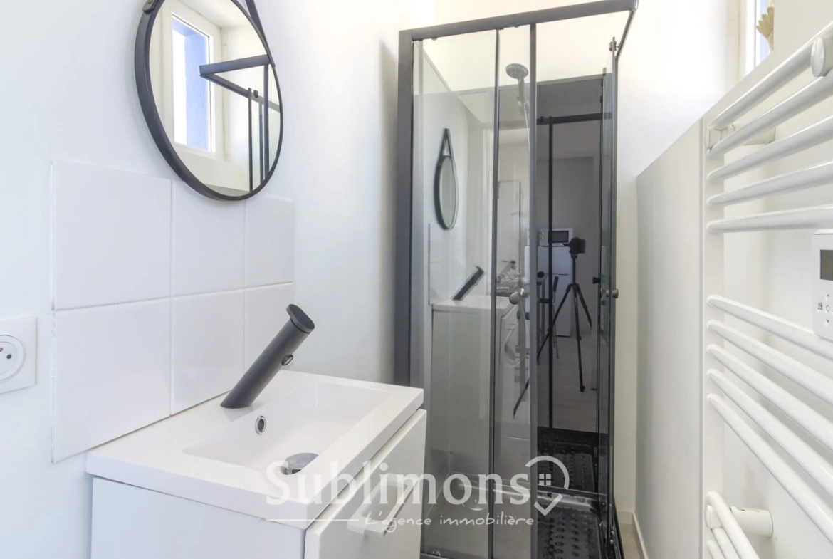 Studio rénové à vendre à Belz avec vue sur le Pont-Lorois, parking et cave 