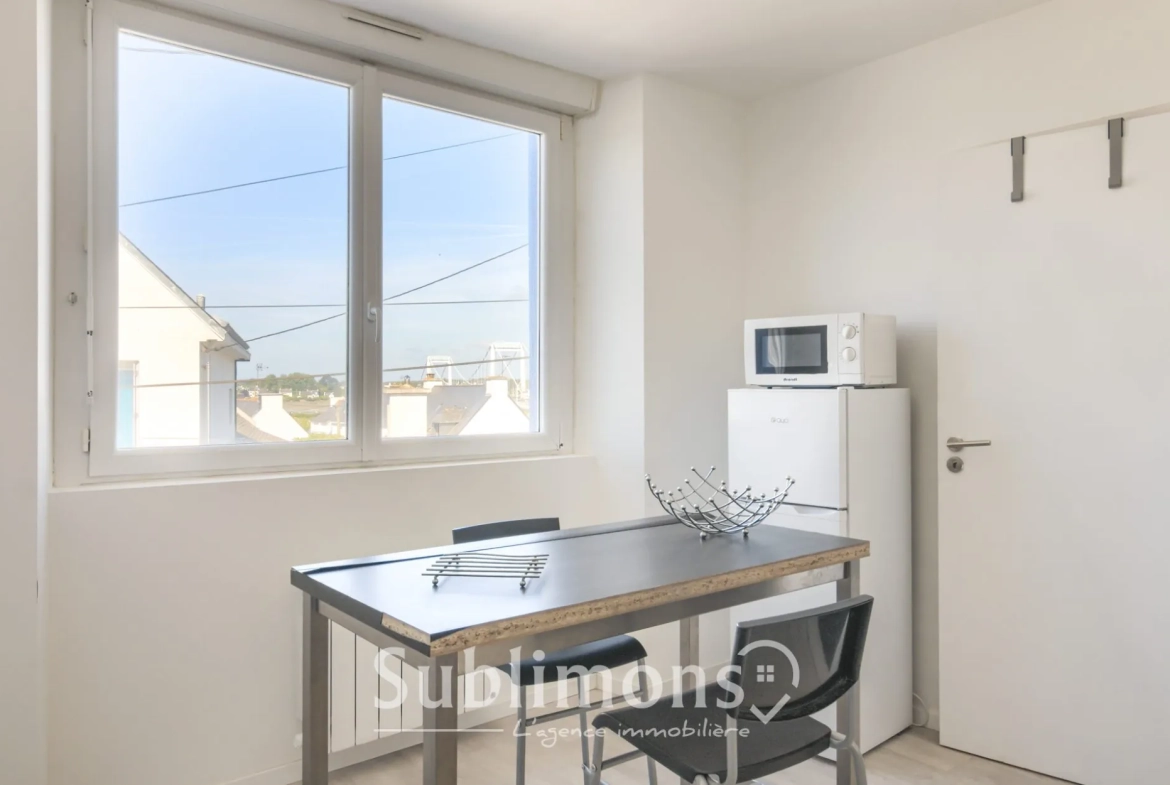 Studio rénové à vendre à Belz avec vue sur le Pont-Lorois, parking et cave 