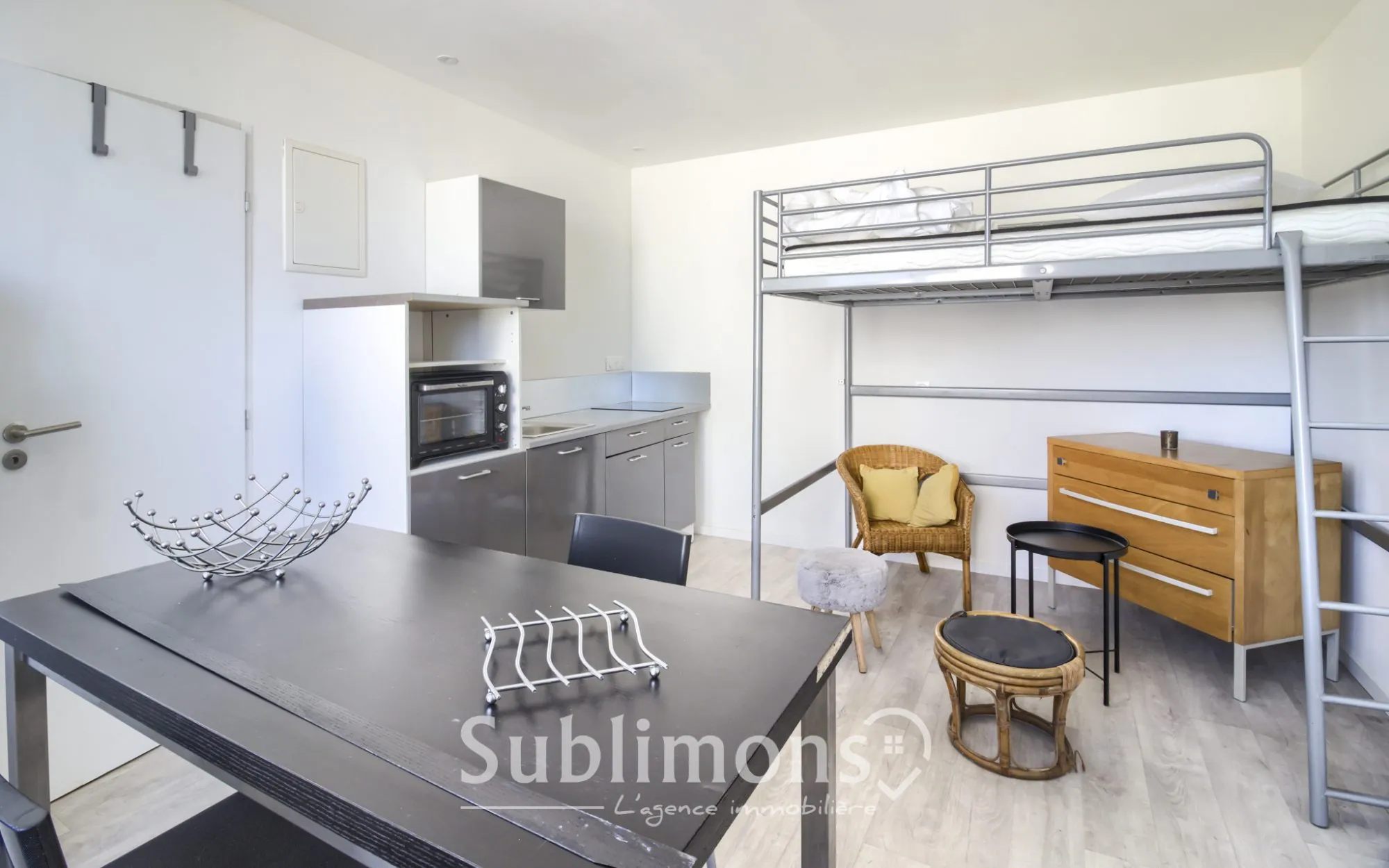 Studio rénové à vendre à Belz avec vue sur le Pont-Lorois, parking et cave 