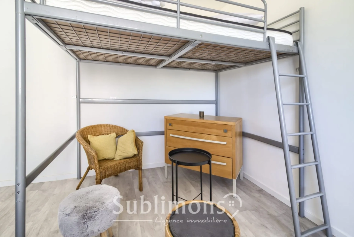 Studio rénové à vendre à Belz avec vue sur le Pont-Lorois, parking et cave 