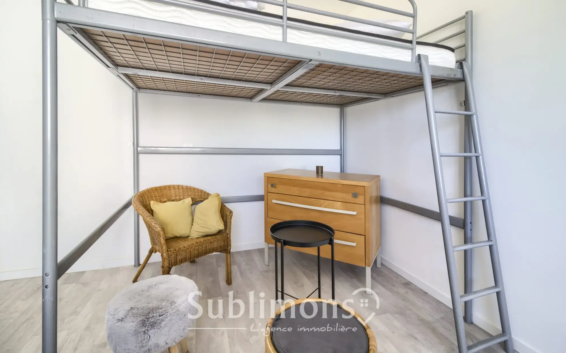 Studio rénové à vendre à Belz avec vue sur le Pont-Lorois, parking et cave 