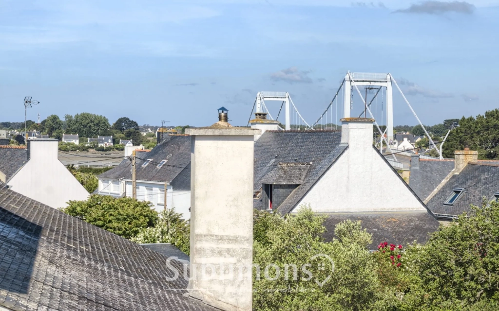 Studio rénové à vendre à Belz avec vue sur le Pont-Lorois, parking et cave
