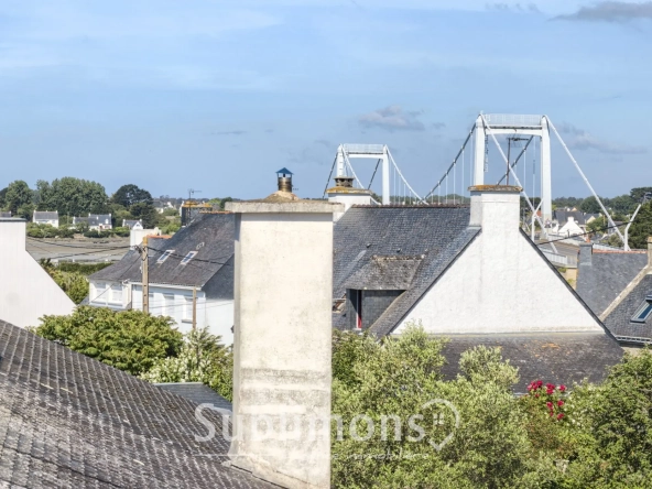 Studio rénové à vendre à Belz avec vue sur le Pont-Lorois, parking et cave
