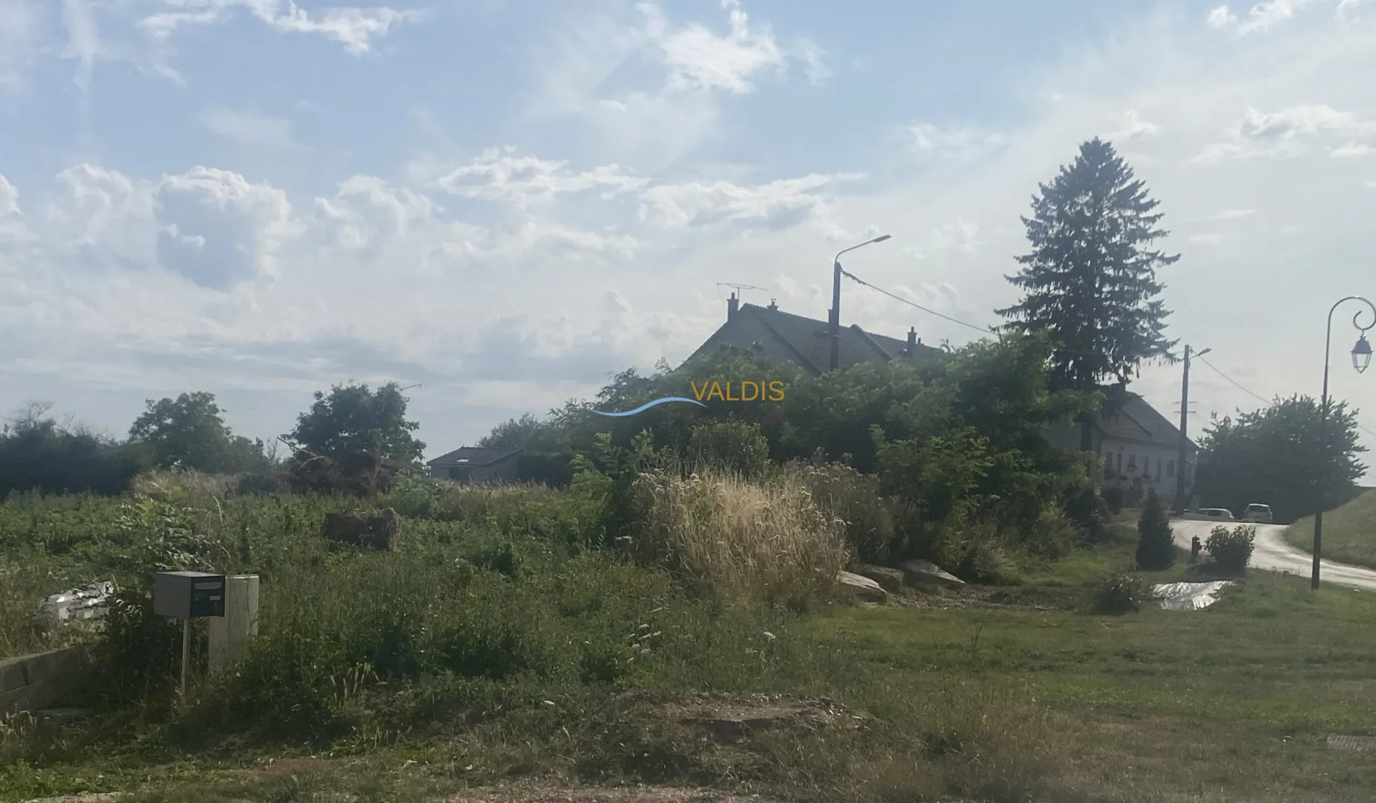Terrain à bâtir plat de 700 m² à Juvigny, calme et constructible 