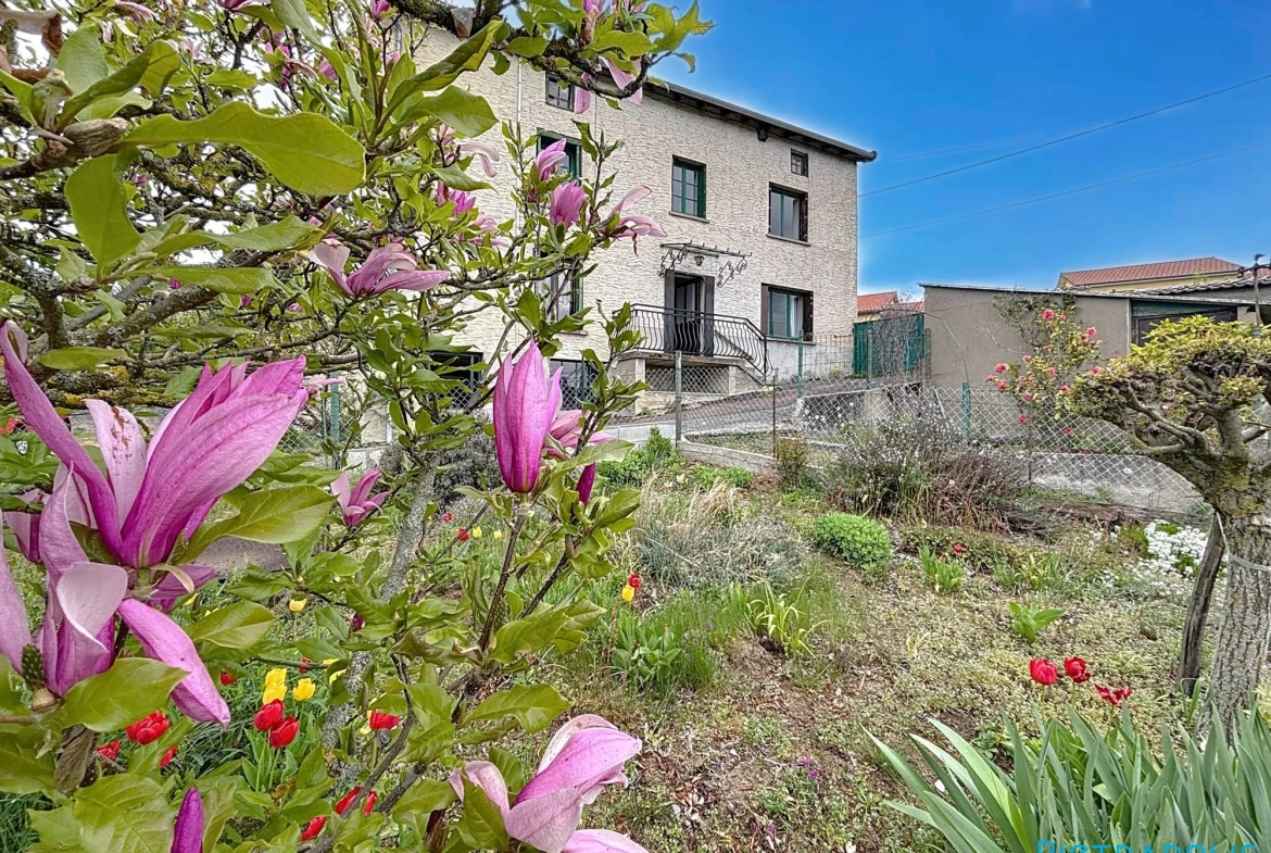 Maison ancienne à rénover de 104m² avec terrain à Saint-Just-la-Pendue 