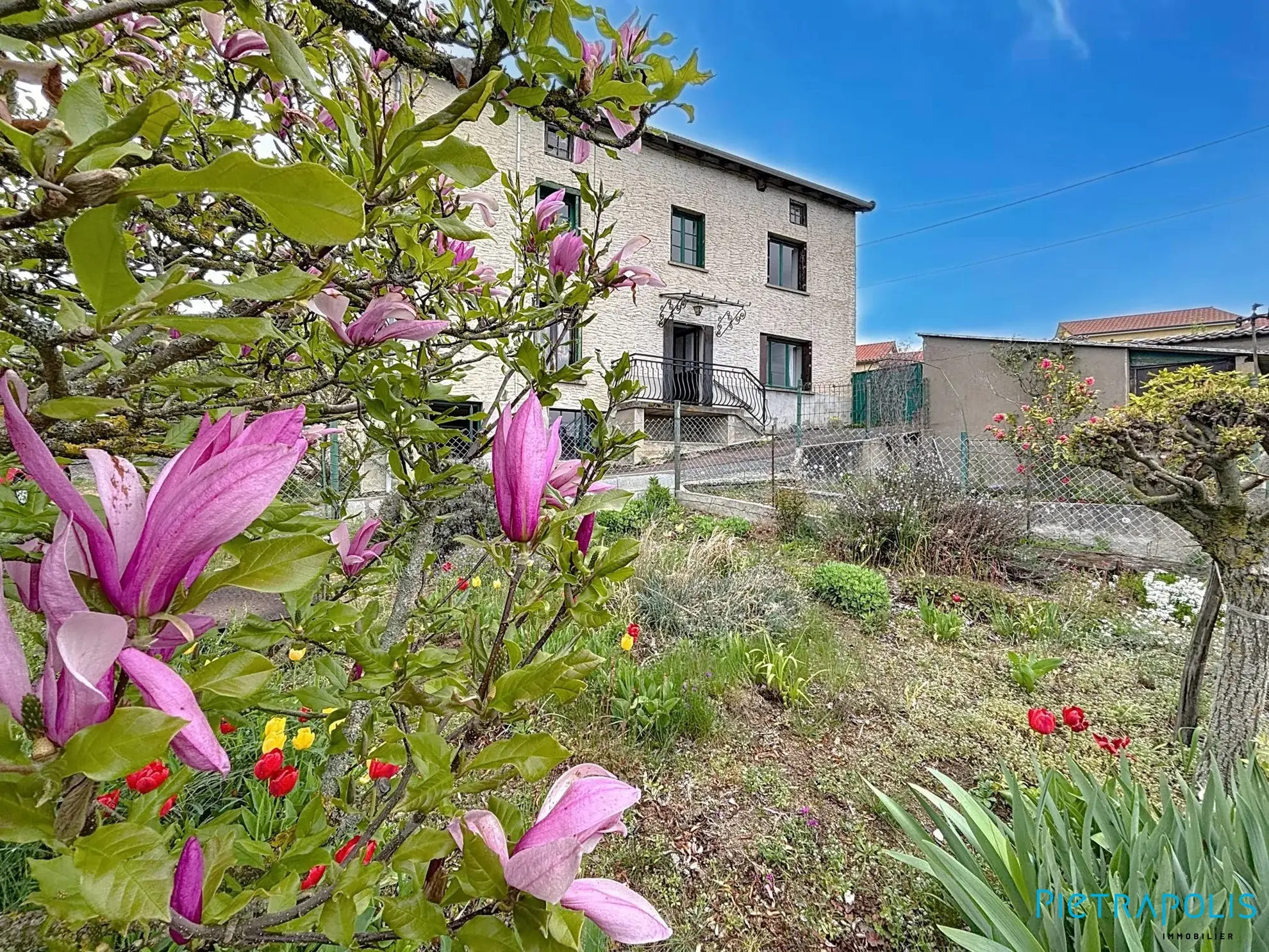 Maison ancienne à rénover de 104m² avec terrain à Saint-Just-la-Pendue 