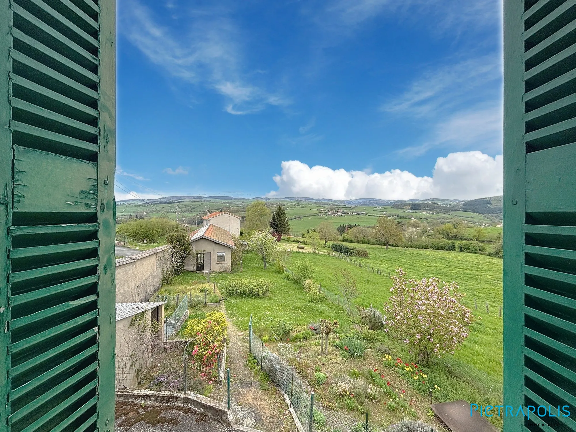 Maison ancienne à rénover de 104m² avec terrain à Saint-Just-la-Pendue 