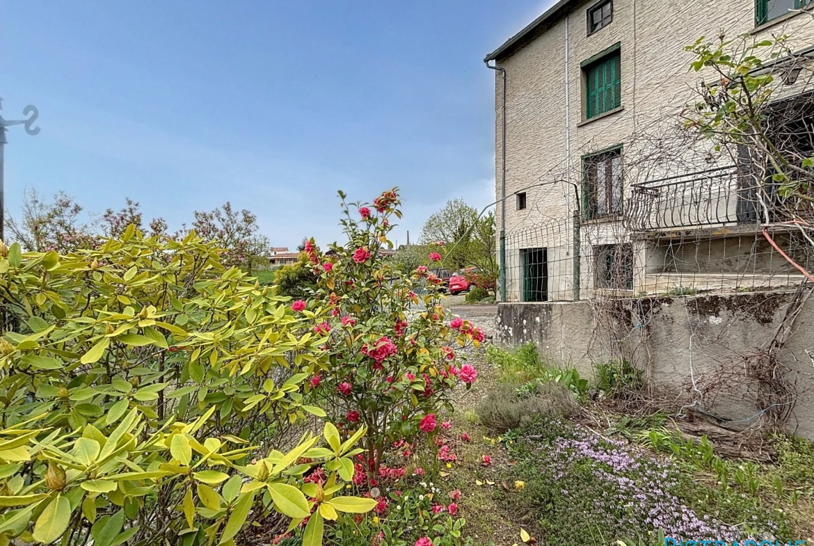 Maison ancienne à rénover de 104m² avec terrain à Saint-Just-la-Pendue 