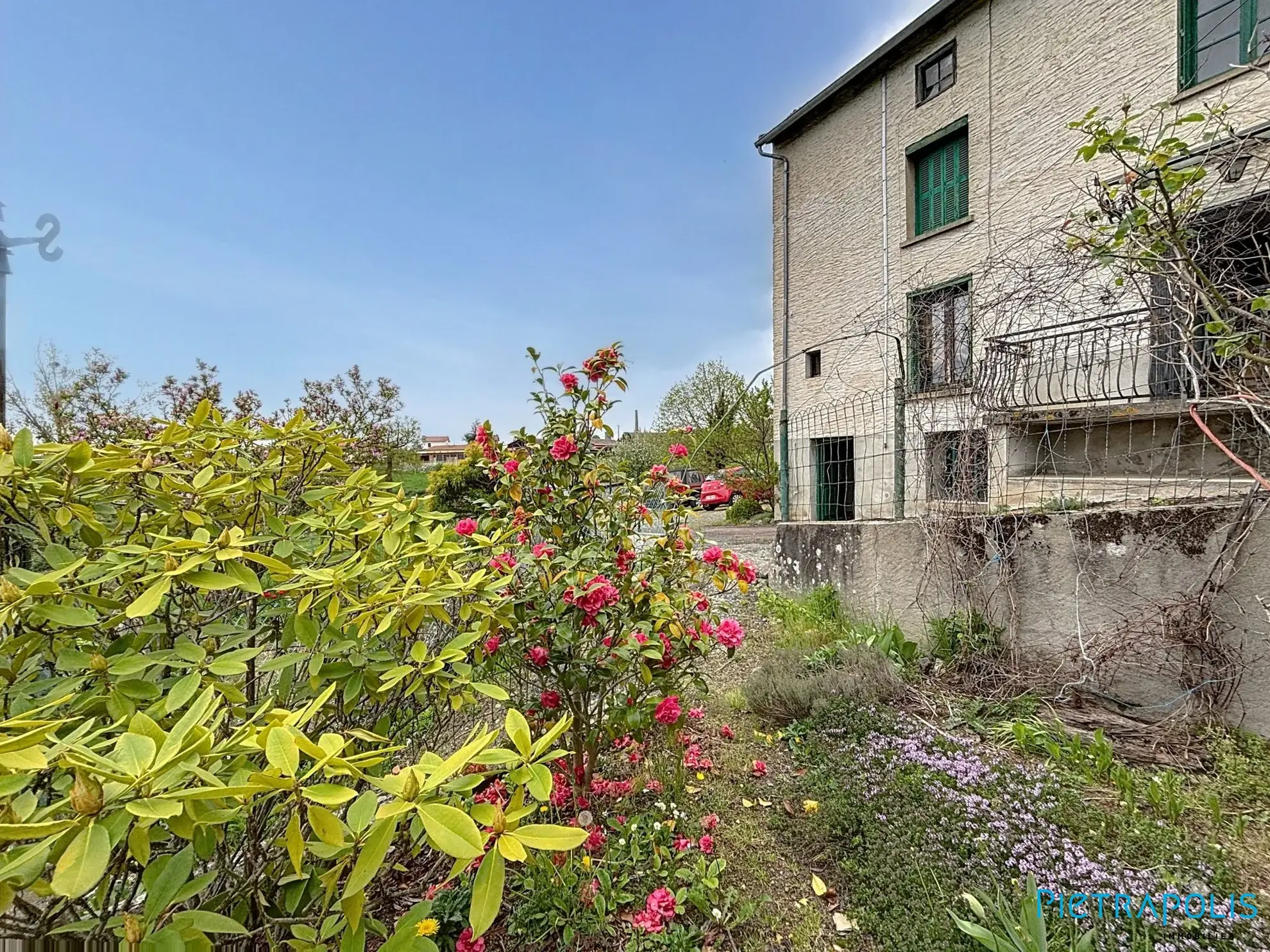 Maison ancienne à rénover de 104m² avec terrain à Saint-Just-la-Pendue 