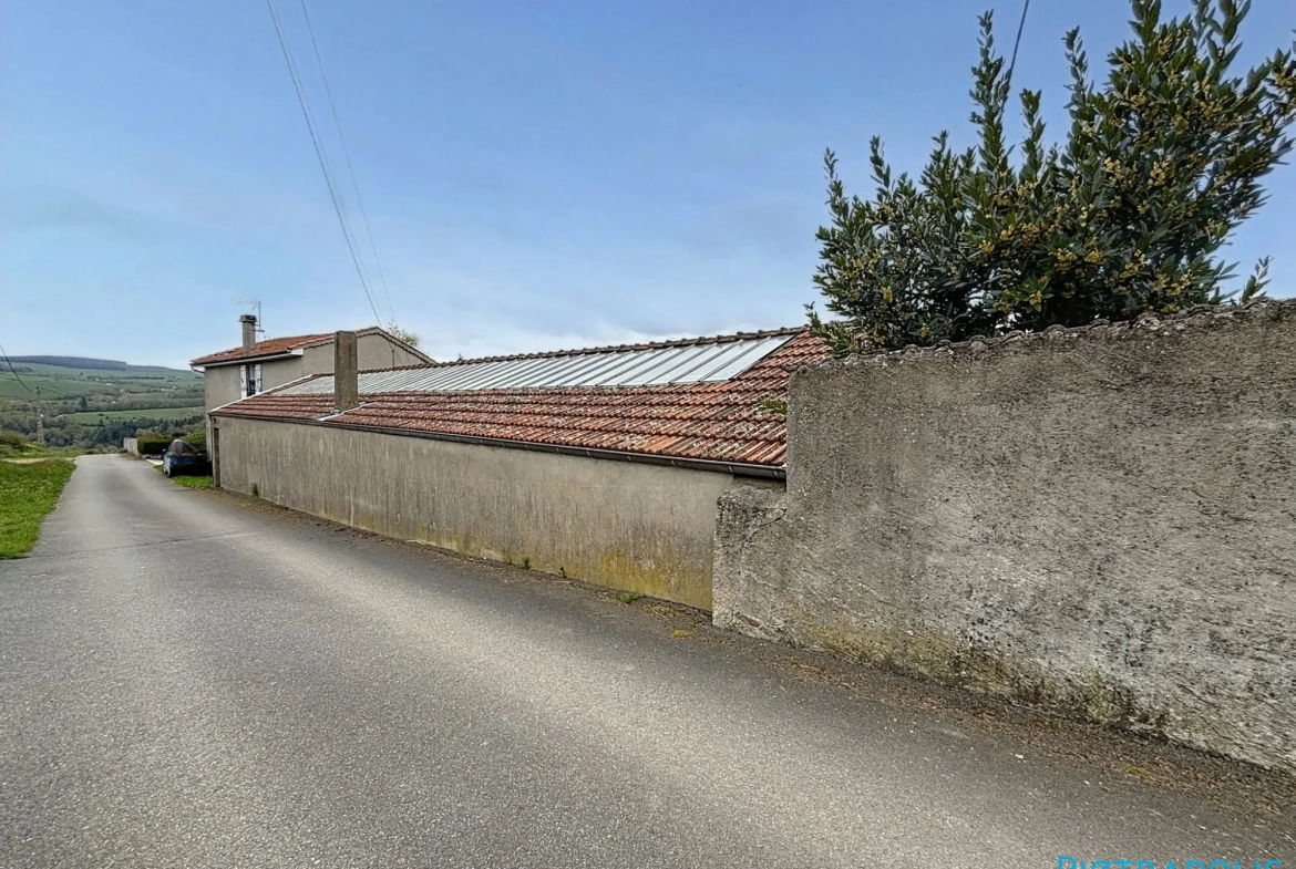 Maison ancienne à rénover de 104m² avec terrain à Saint-Just-la-Pendue 