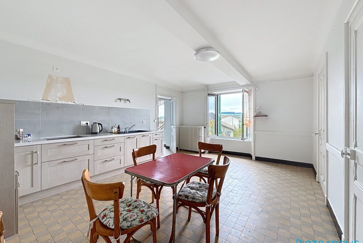Maison ancienne à rénover de 104m² avec terrain à Saint-Just-la-Pendue 