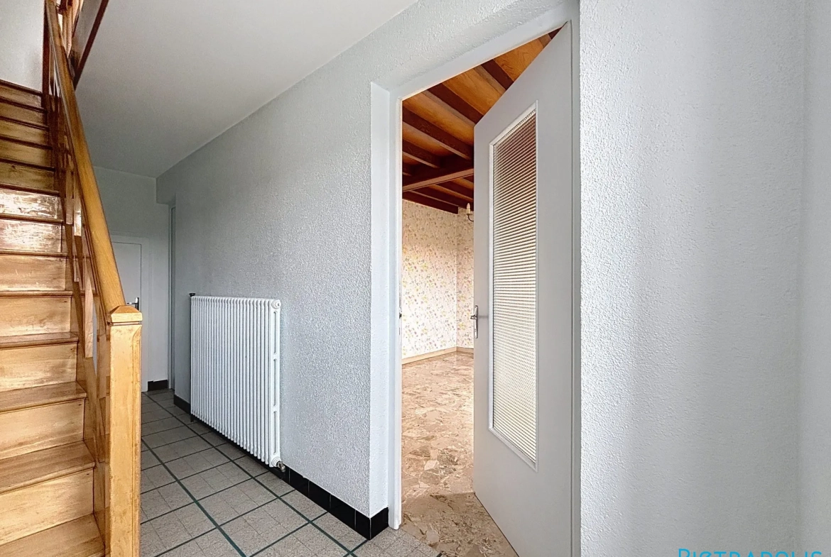 Maison ancienne à rénover de 104m² avec terrain à Saint-Just-la-Pendue 