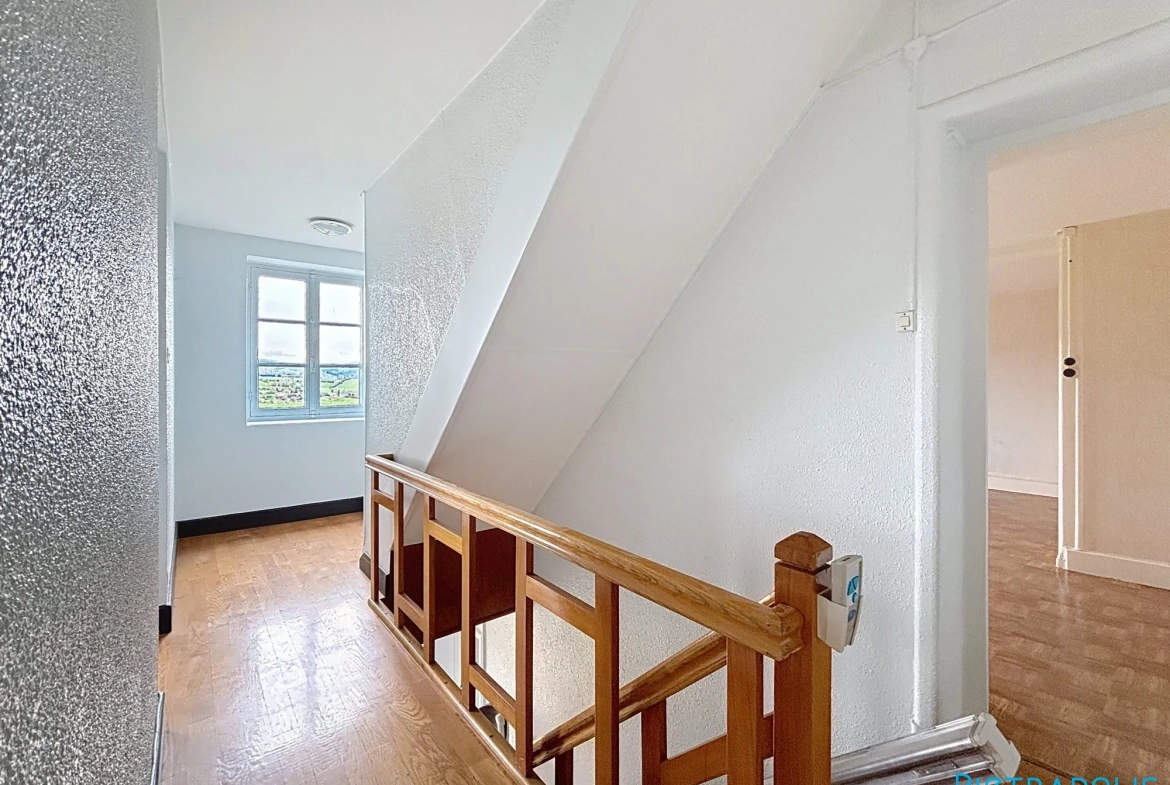 Maison ancienne à rénover de 104m² avec terrain à Saint-Just-la-Pendue 