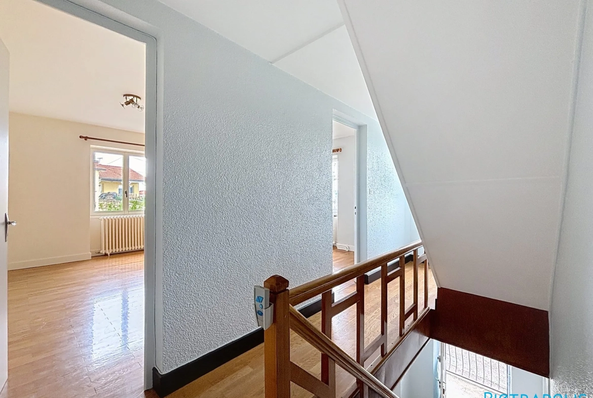 Maison ancienne à rénover de 104m² avec terrain à Saint-Just-la-Pendue 