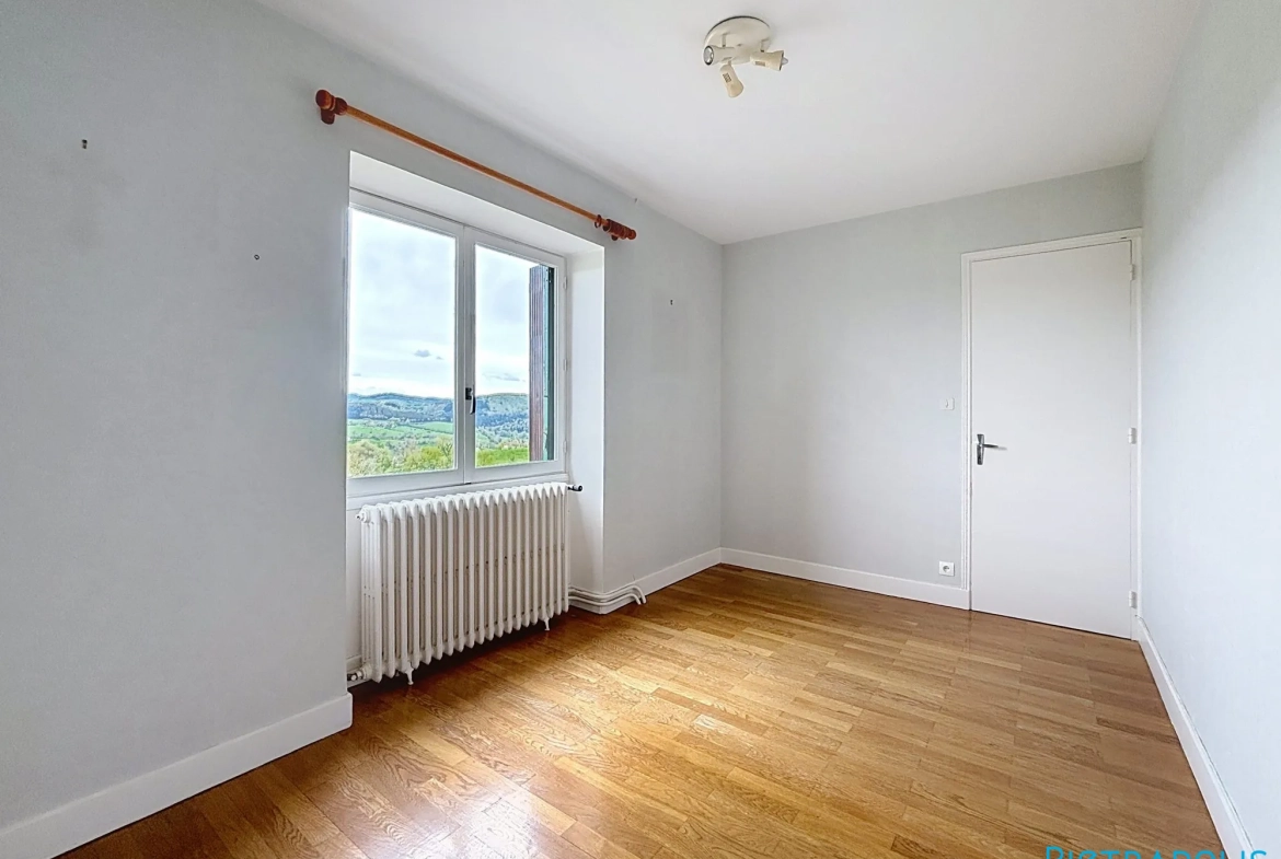Maison ancienne à rénover de 104m² avec terrain à Saint-Just-la-Pendue 