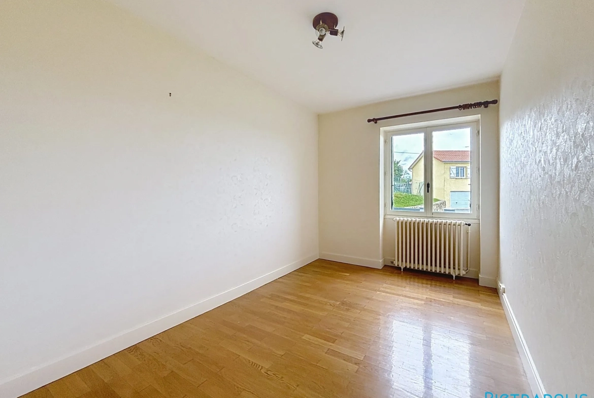 Maison ancienne à rénover de 104m² avec terrain à Saint-Just-la-Pendue 