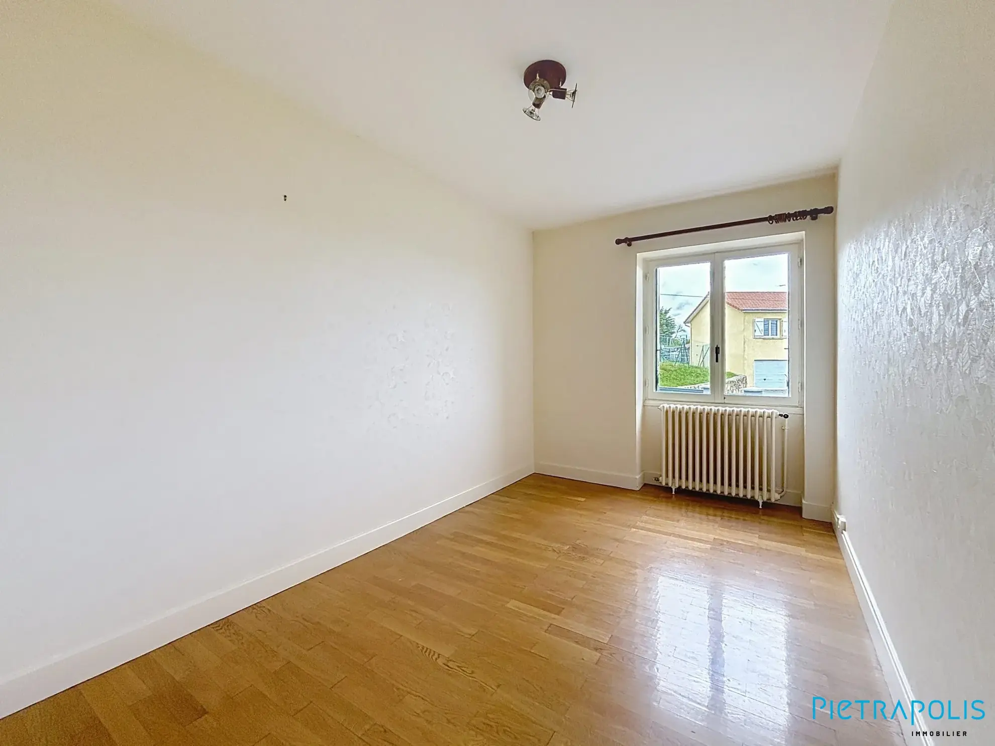 Maison ancienne à rénover de 104m² avec terrain à Saint-Just-la-Pendue 
