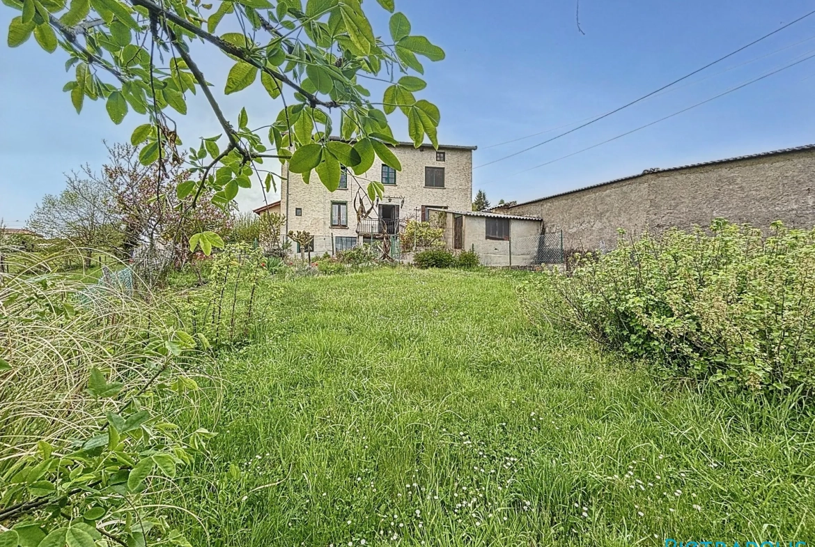 Maison ancienne à rénover de 104m² avec terrain à Saint-Just-la-Pendue 