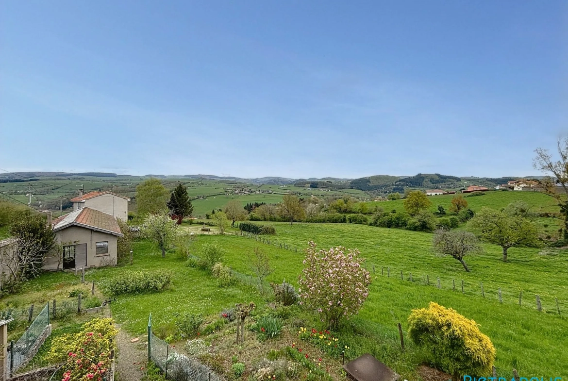 Maison ancienne à rénover de 104m² avec terrain à Saint-Just-la-Pendue 