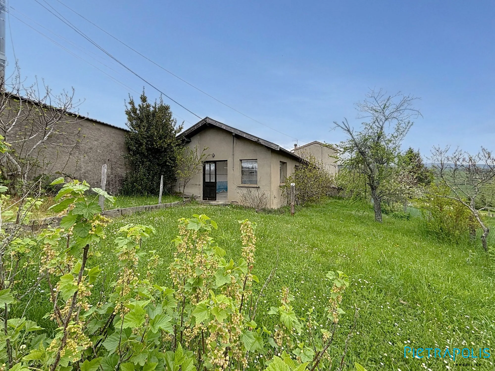 Maison ancienne à rénover de 104m² avec terrain à Saint-Just-la-Pendue 
