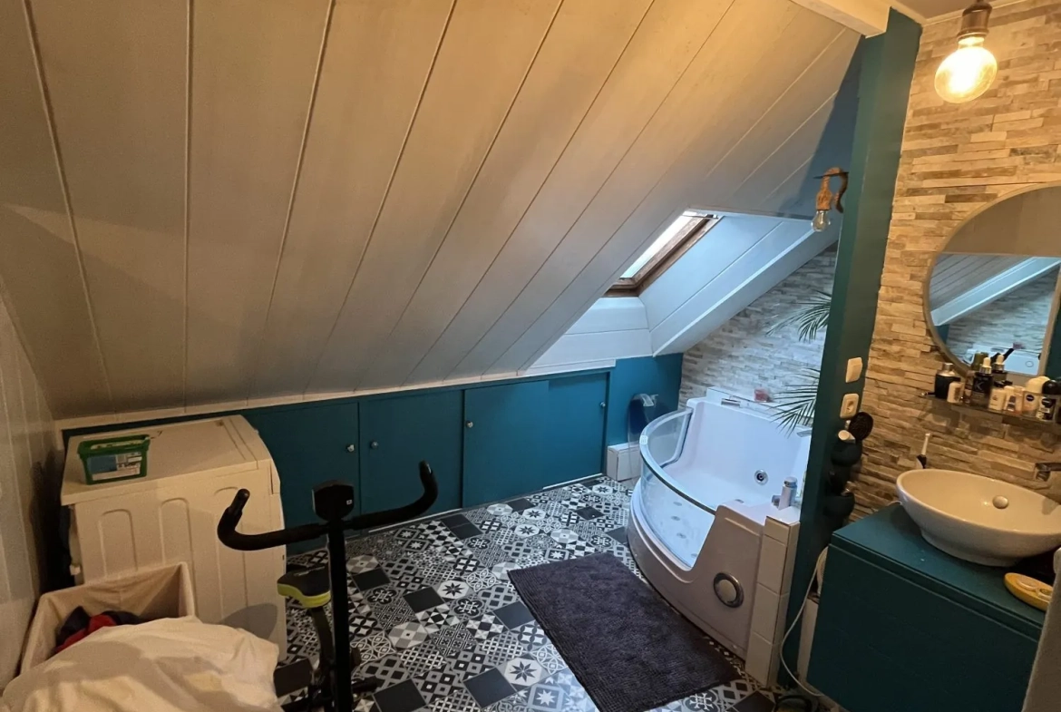 F2-Caen-Salle de bains À Vendre à Caen : Charmant F2 de 33,37 m² sans travaux 