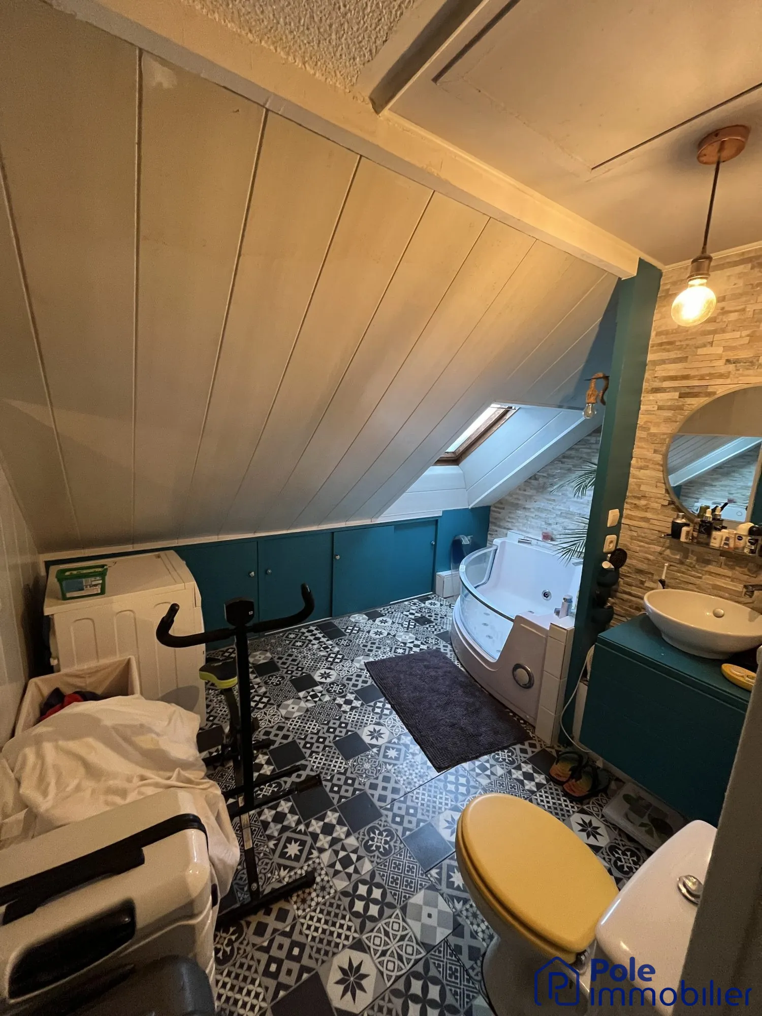 F2-Caen-Salle de bains À Vendre à Caen : Charmant F2 de 33,37 m² sans travaux 