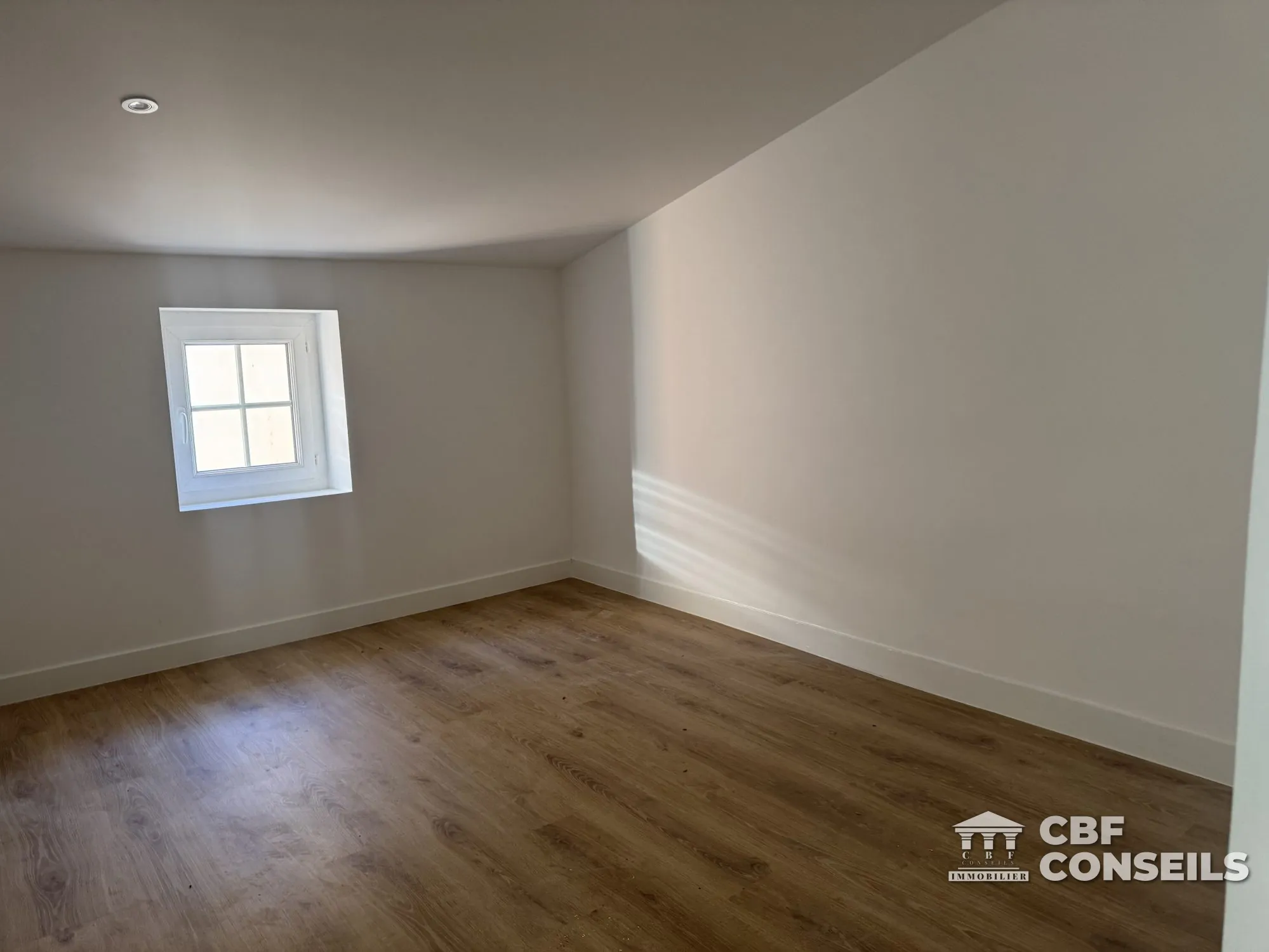 Appartement T3 rénové à Riom (63200), centre-ville avec vue et potentiel d'aménagement 
