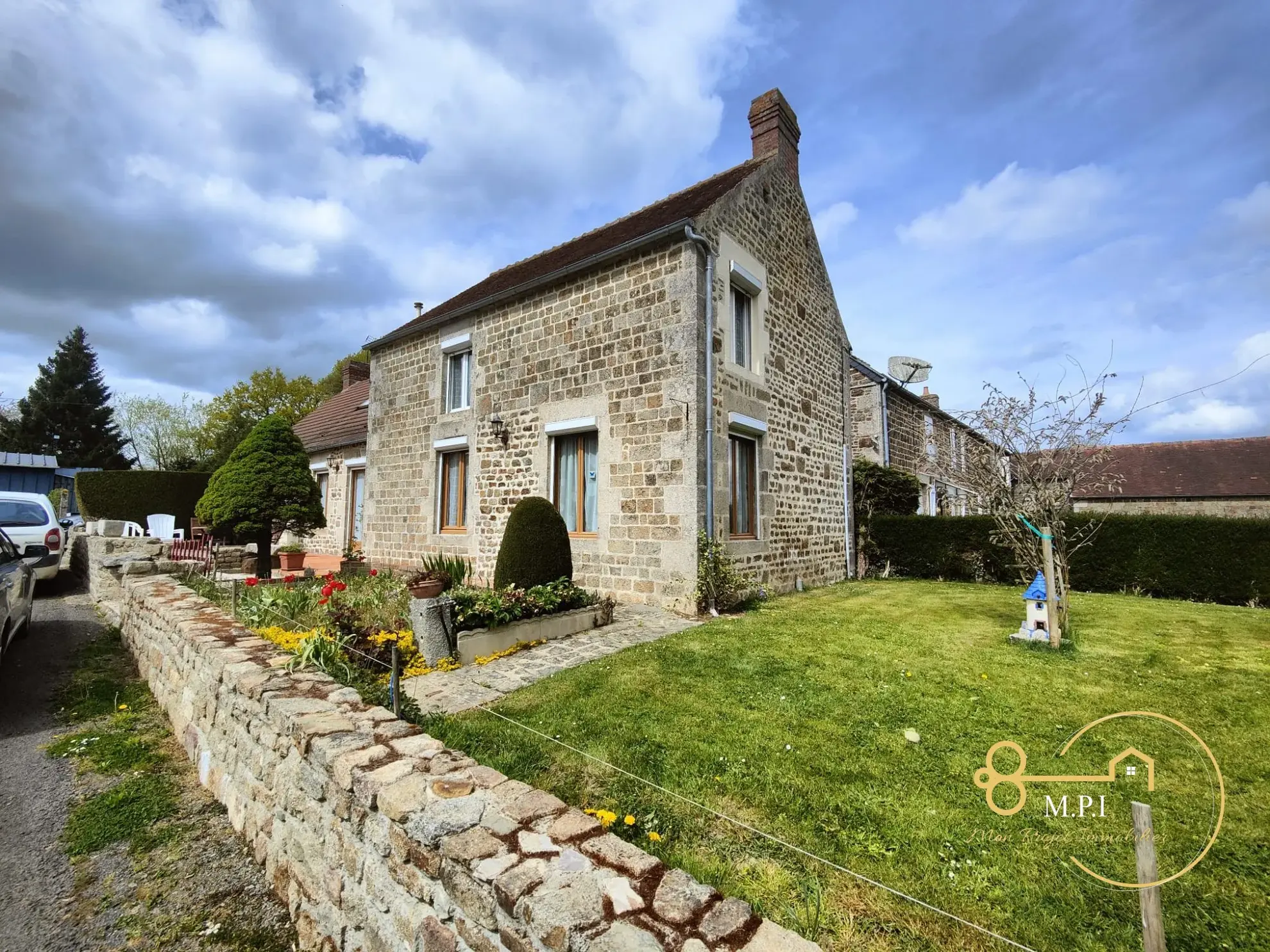Maison en pierre 3 chambres avec garage et terrain clôturé à Sainte-Marie-la-Robert 