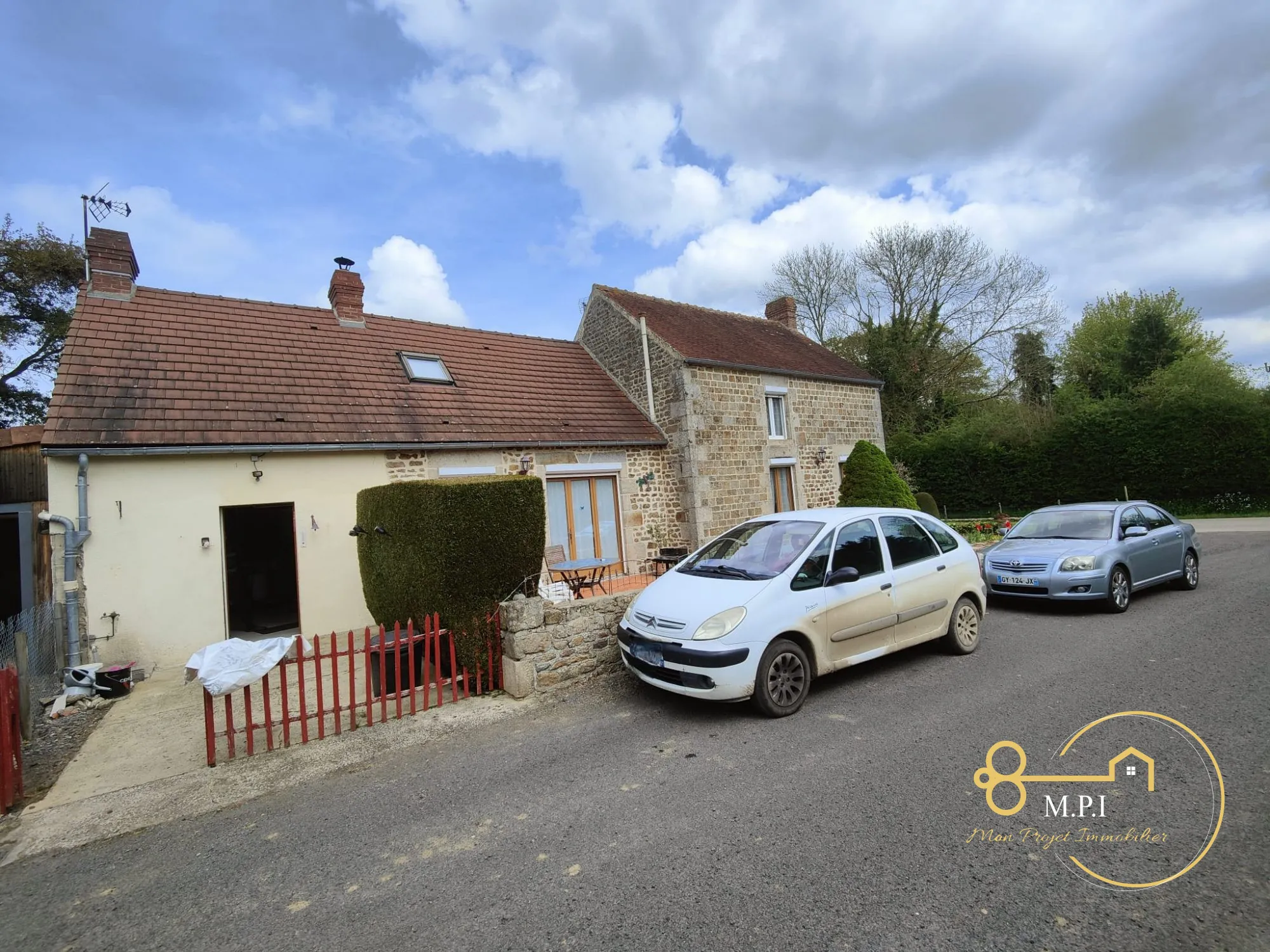 Maison en pierre 3 chambres avec garage et terrain clôturé à Sainte-Marie-la-Robert 