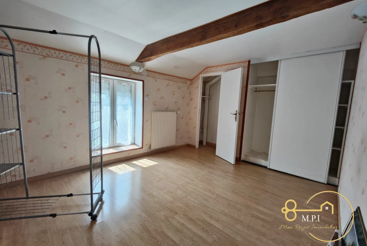 Maison en pierre 3 chambres avec garage et terrain clôturé à Sainte-Marie-la-Robert 