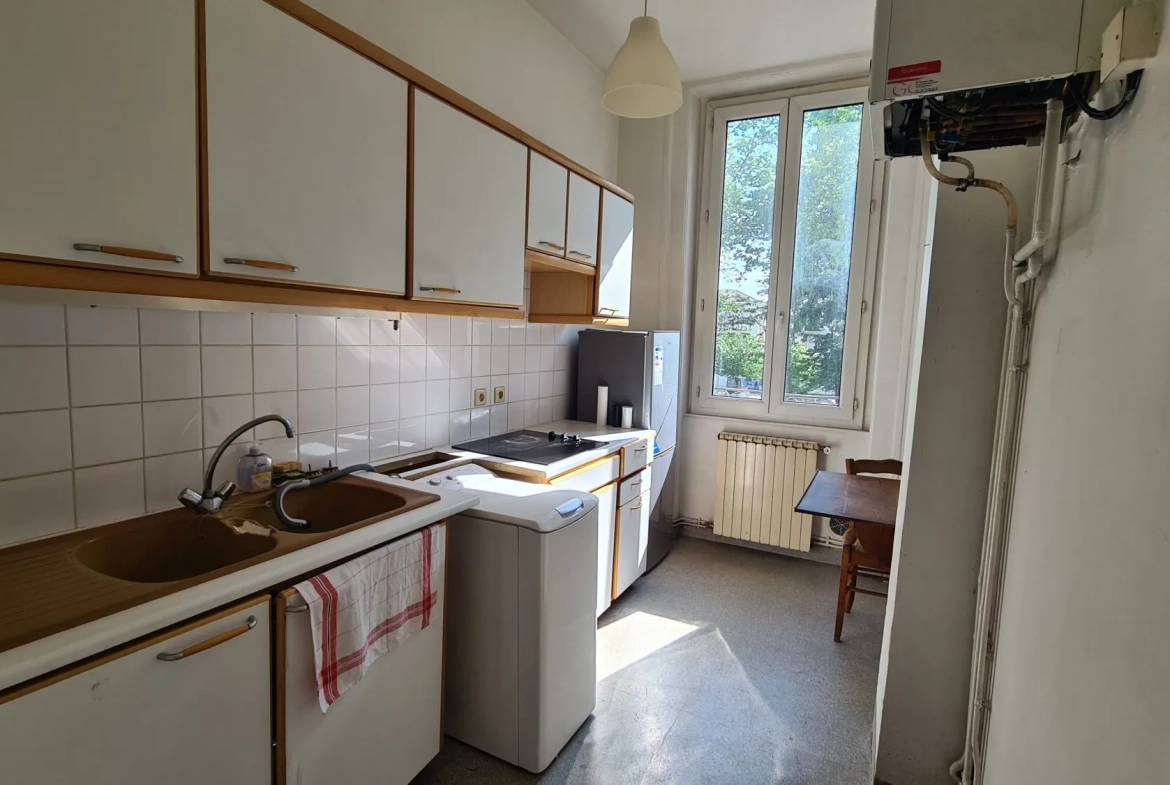 Immeuble de rapport à Saint-Étienne avec local commercial et appartements T2 