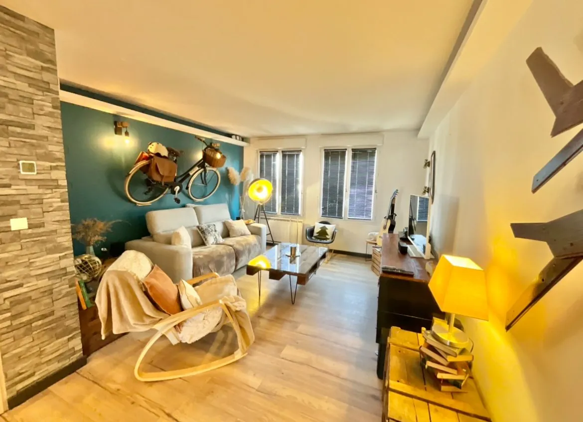 Appartement triplex 2 chambres avec balcon à Saint-Denis-de-l'Hôtel 