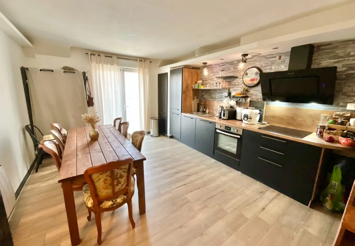 Appartement triplex 2 chambres avec balcon à Saint-Denis-de-l'Hôtel 