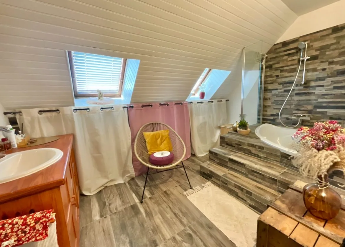 Appartement triplex 2 chambres avec balcon à Saint-Denis-de-l'Hôtel 
