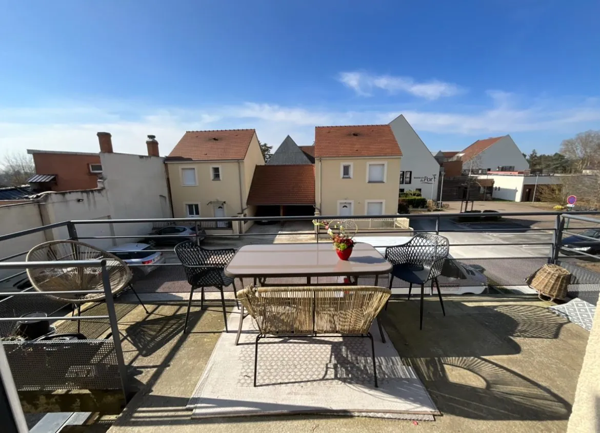 Appartement triplex 2 chambres avec balcon à Saint-Denis-de-l'Hôtel 